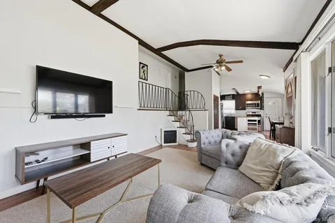 $649,000 | 23 Glenwood Lane, Huntington, NY 11743