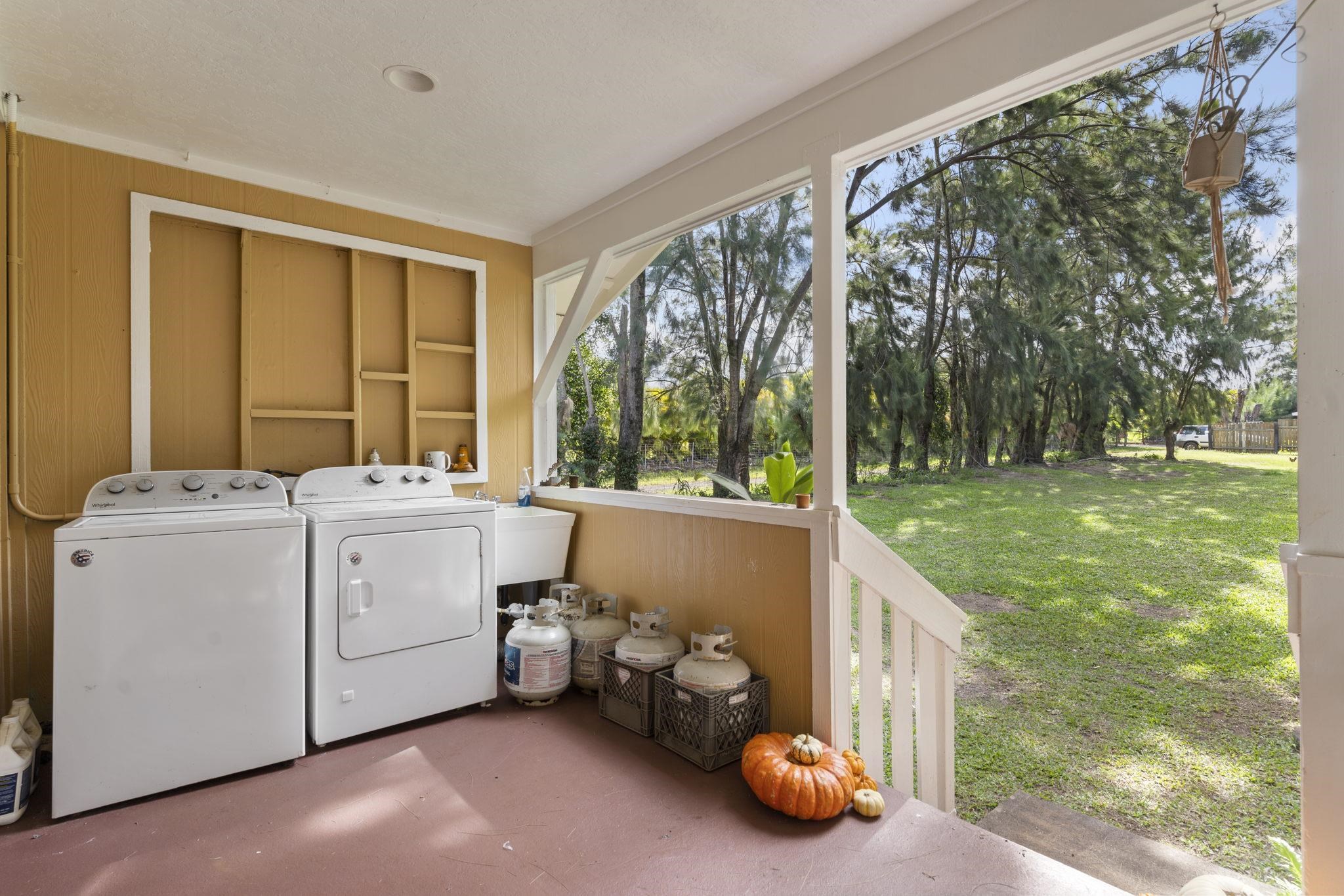 89 Nahele Road Haiku, HI 96708 - Photo 17 of 30 a utility room with dryer and washer