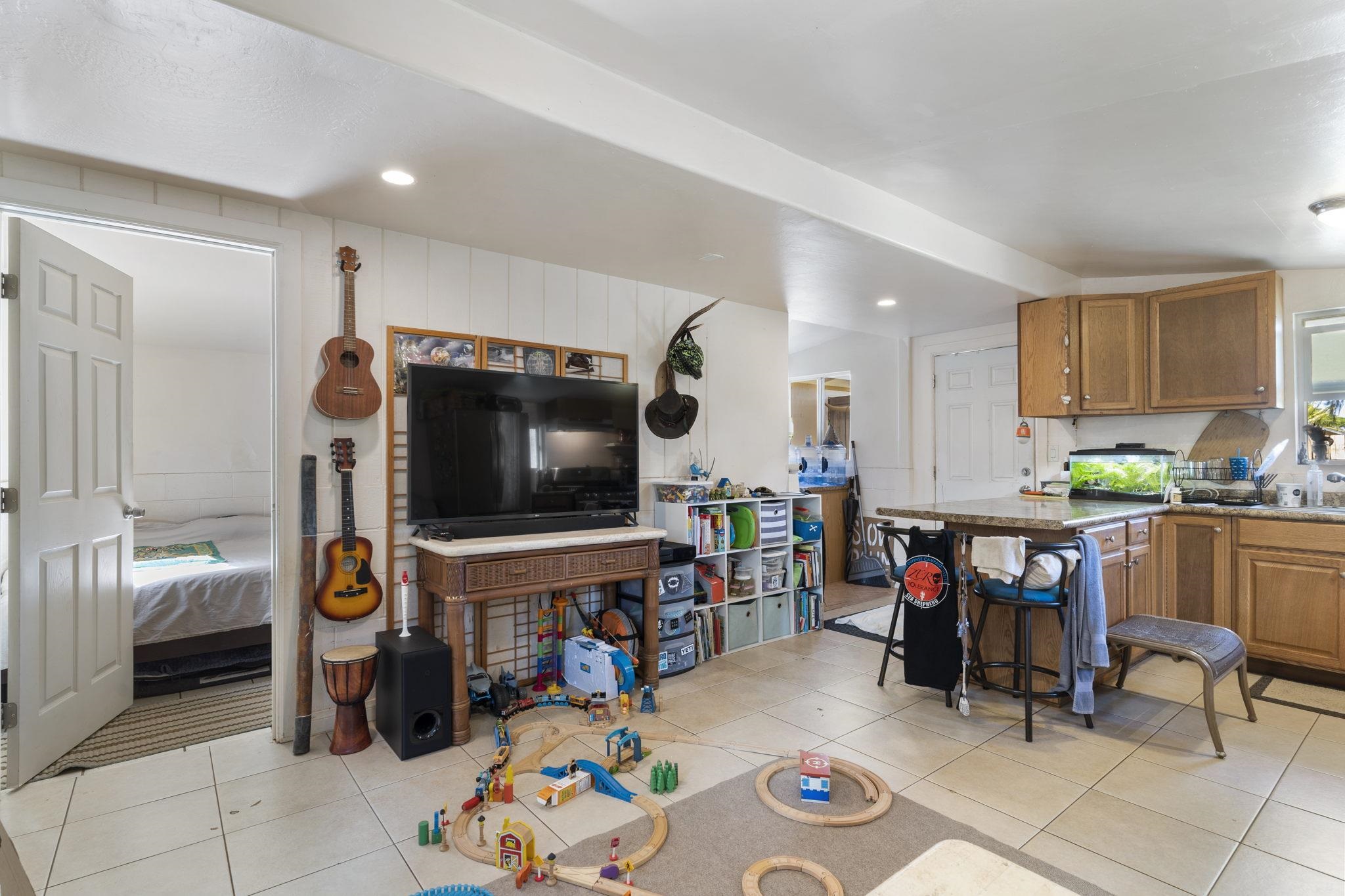 89 Nahele Road Haiku, HI 96708 - Photo 21 of 30 a living room with furniture and a flat screen tv