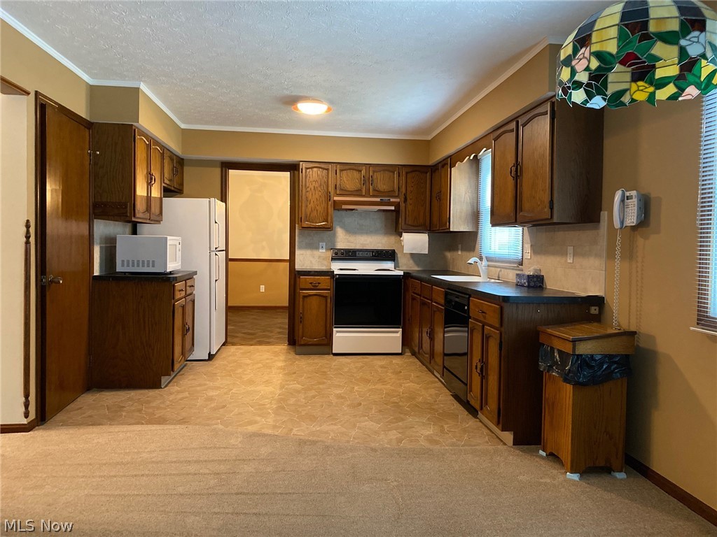 309 Leatherman Road Wadsworth, OH 44281 - Photo 10 of 29 Full view of Kitchen from eating area.