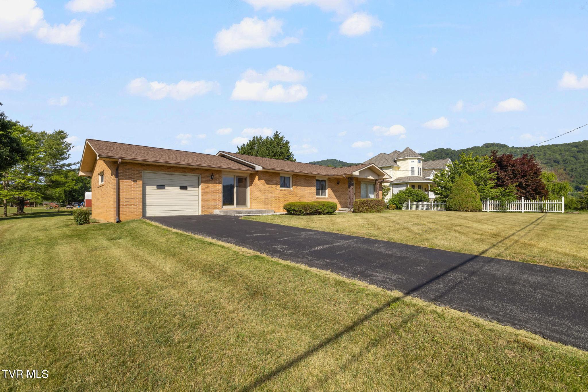 320 Mountain View Street Erwin, TN 37650 - Photo 2 of 44 Front View