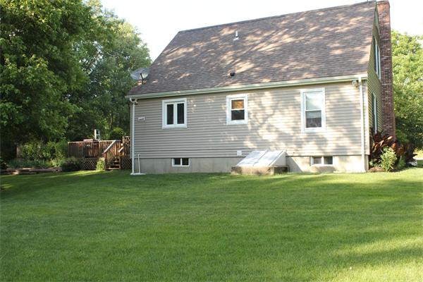 689 Walnut Plain Road Rochester, MA 02770 - Photo 20 of 22 a backyard of a house with table and chairs
