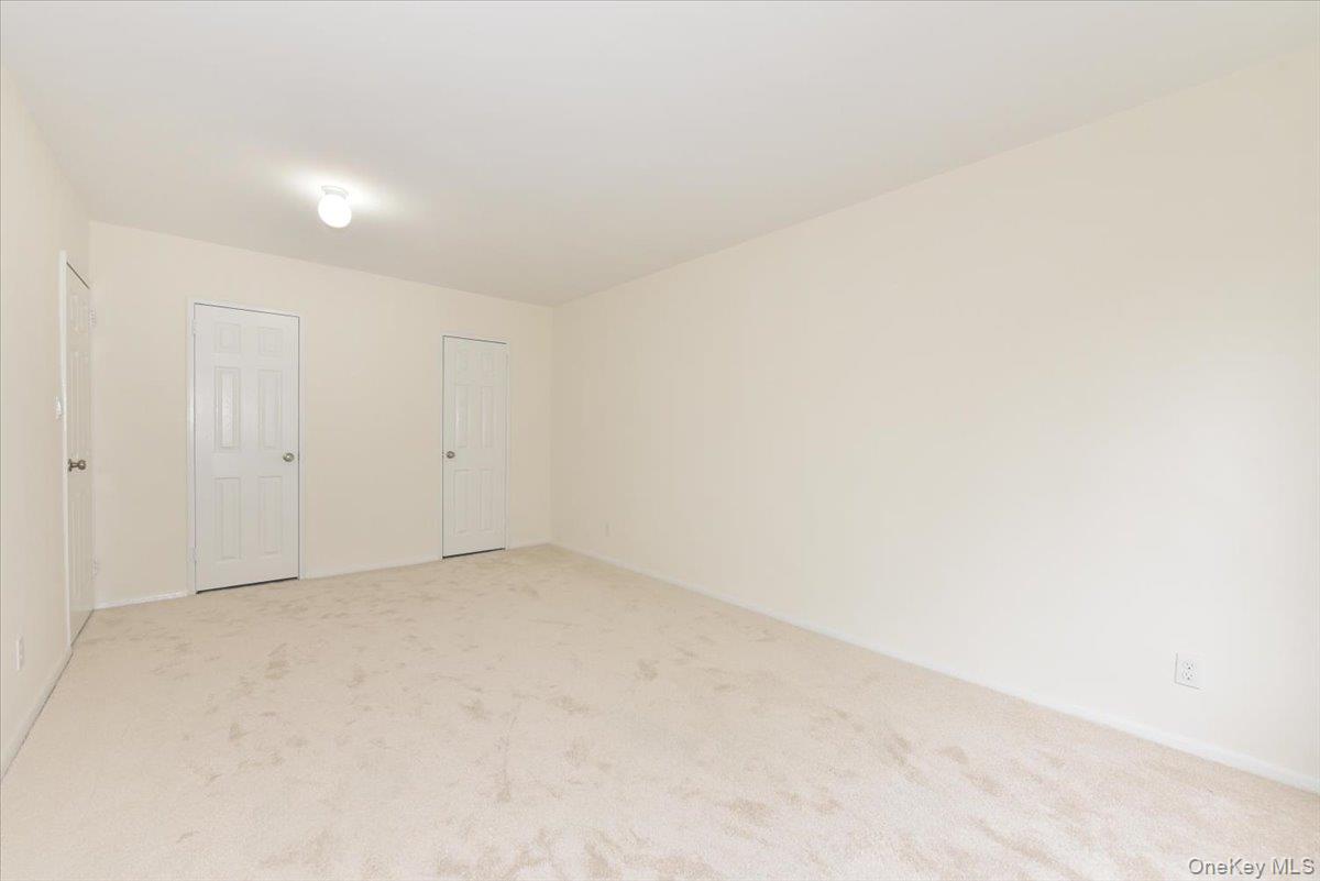 195 South Middle Neck Road, Unit 2L Great Neck, NY 11021 - Photo 20 of 36 a view of room