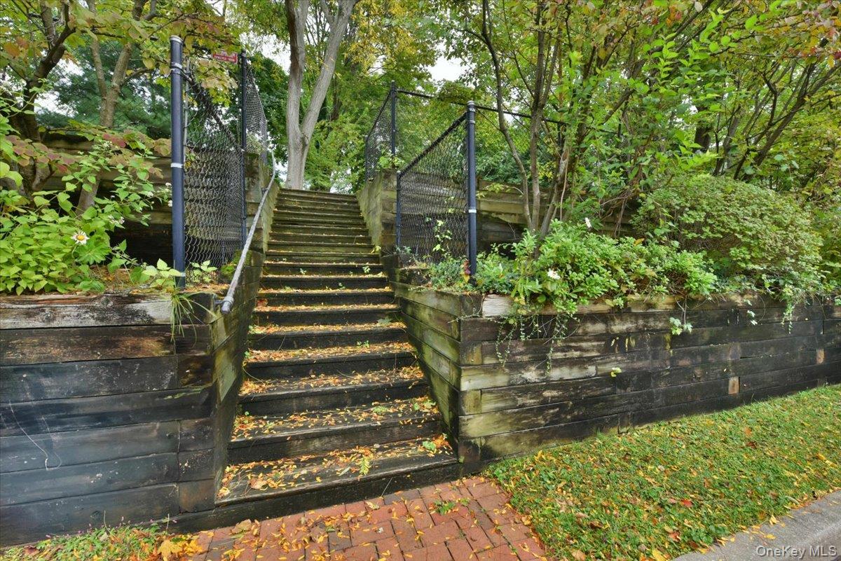 195 South Middle Neck Road, Unit 2L Great Neck, NY 11021 - Photo 27 of 36 a view of outdoor space and yard