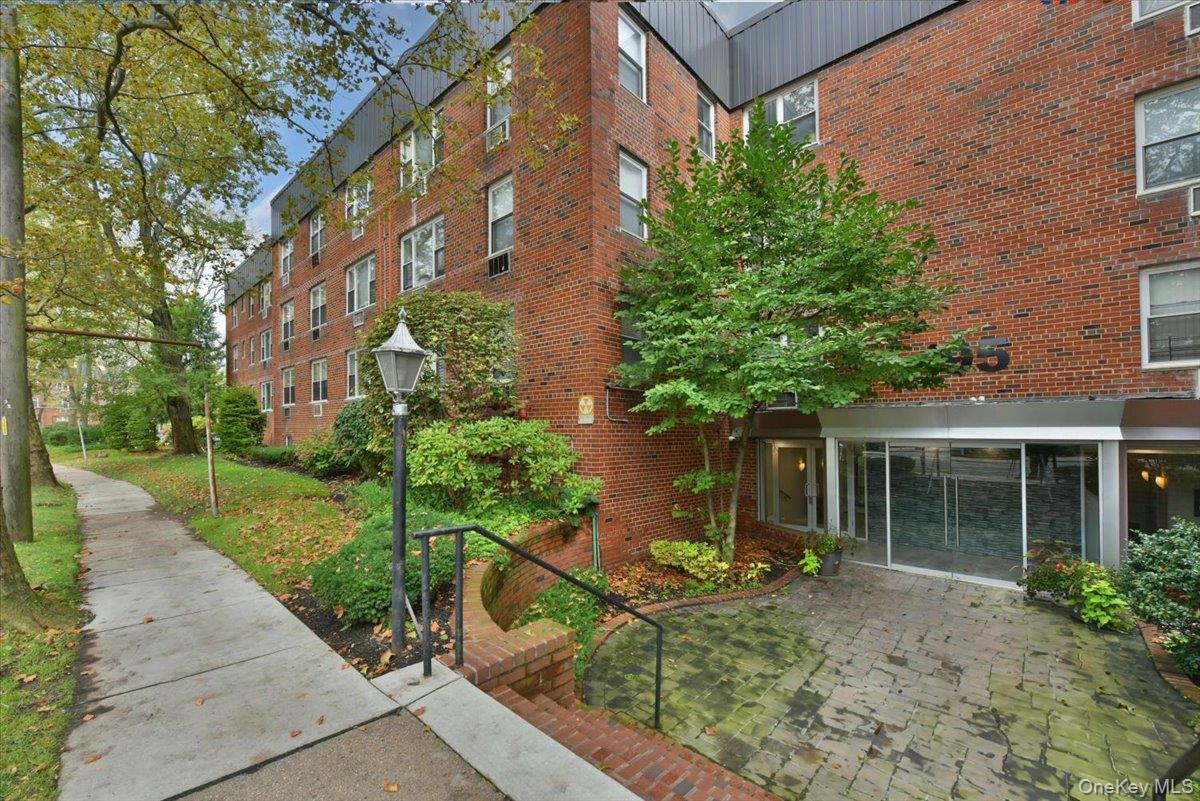 195 South Middle Neck Road, Unit 2L Great Neck, NY 11021 - Photo 31 of 36 a house view with a garden space