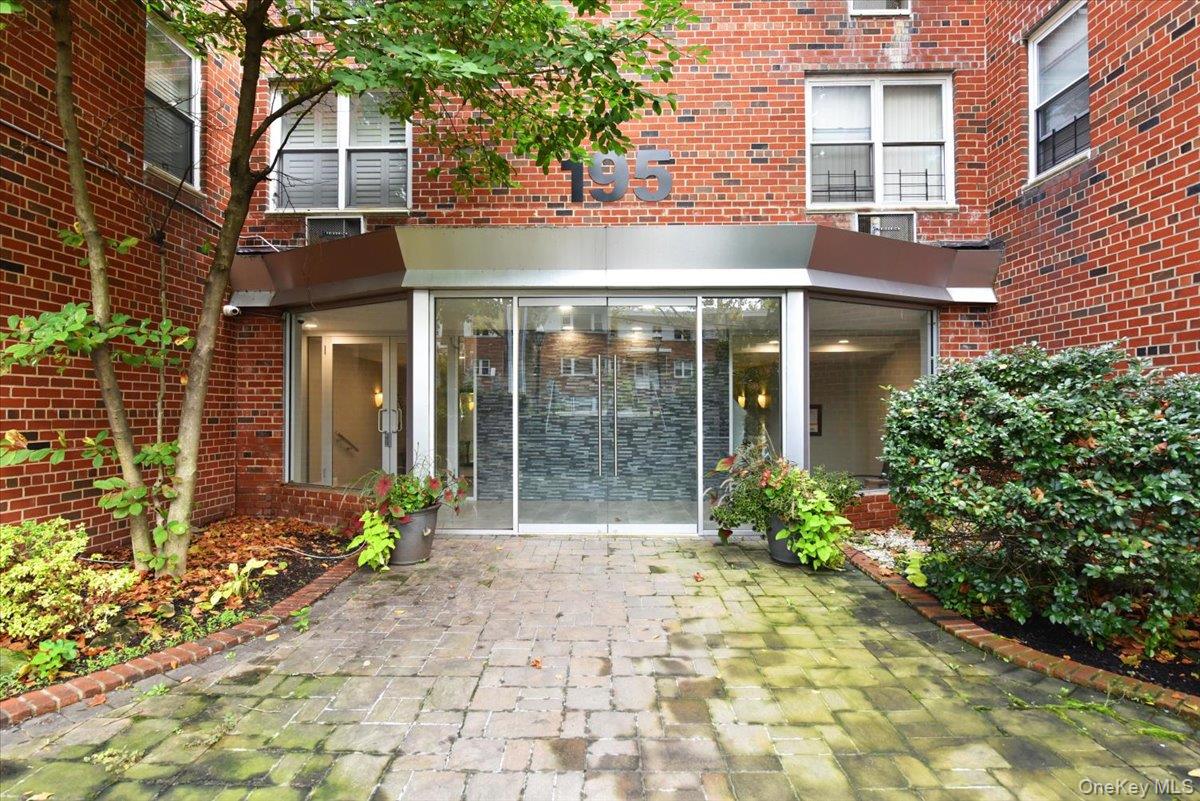 195 South Middle Neck Road, Unit 2L Great Neck, NY 11021 - Photo 32 of 36 a front view of a building with a garden