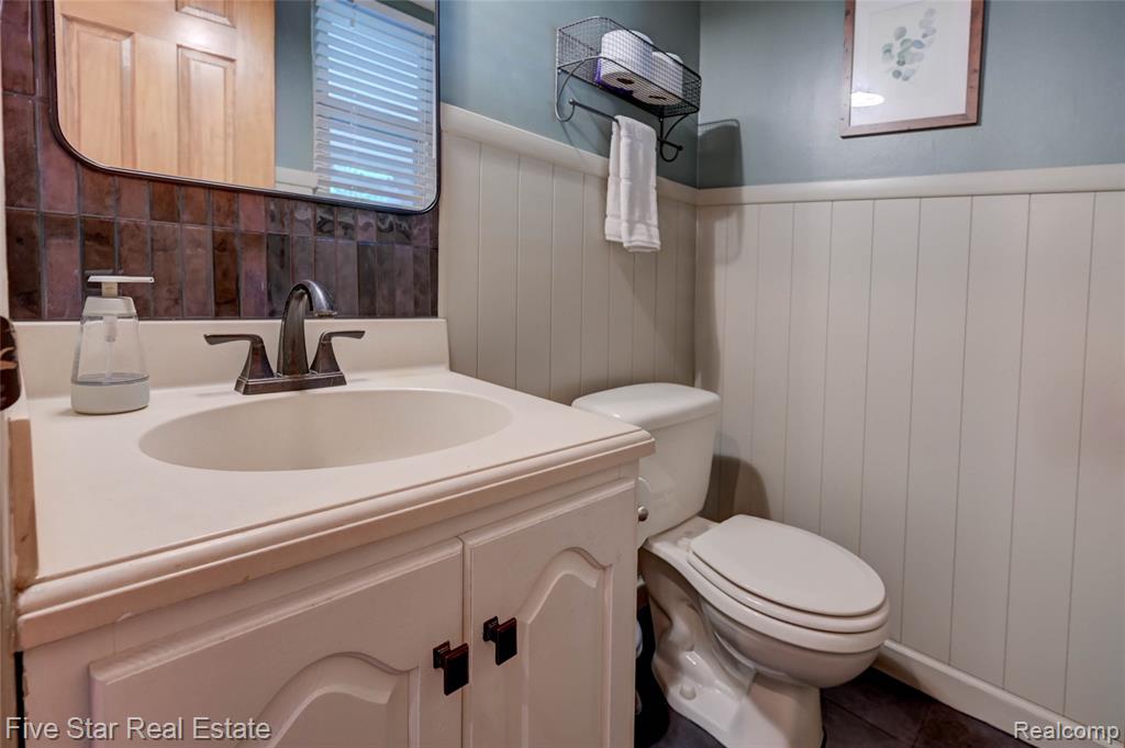21953 Hall Road Trenton, MI 48183 - Photo 26 of 48 Gallery Image 26