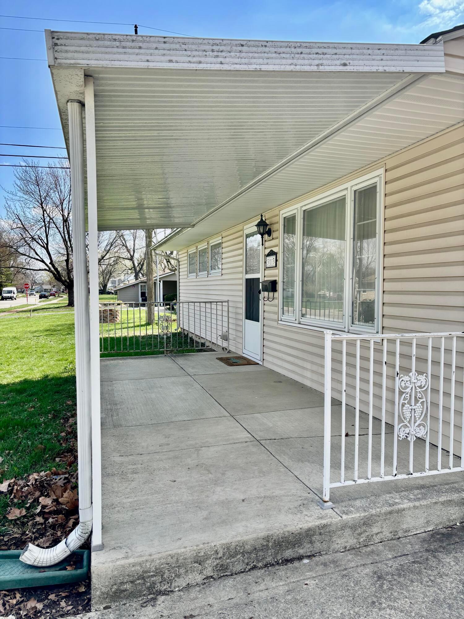 313 Danhurst Road Columbus, OH 43228 - Photo 3 of 27 Porch