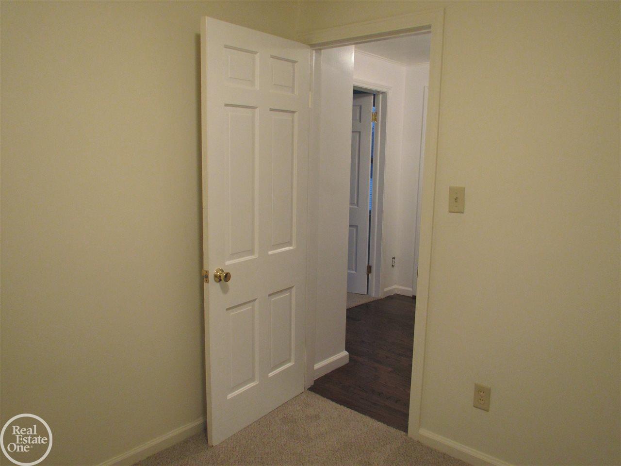 1323 Hampton Road Grosse Pointe Woods, MI 48236 - Photo 25 of 40
