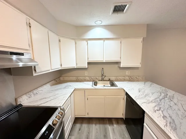 $2,200 | 53 Steeplechase Court, Unit 53, Haverhill, MA 01832