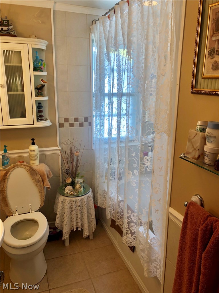 562 Brittain Road Akron, OH 44305 - Photo 8 of 16 RENOVATED BATHROOM WITH CUSTOM TILE WORK.