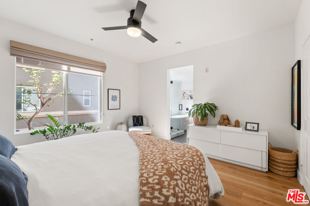 6020 South Seabluff Drive, Unit 131 Playa Vista, CA 90094 - Photo 14 of 30 a bedroom with a large bed and a couch