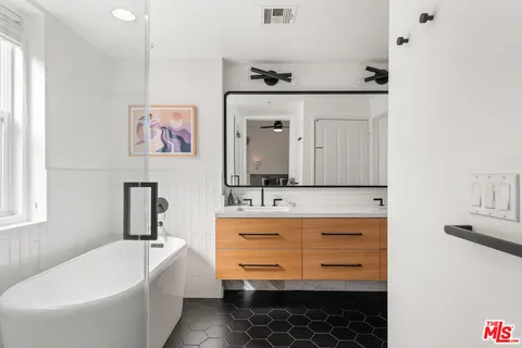 $6,100 | 6020 South Seabluff Drive, Unit 131, Playa Vista, CA 90094