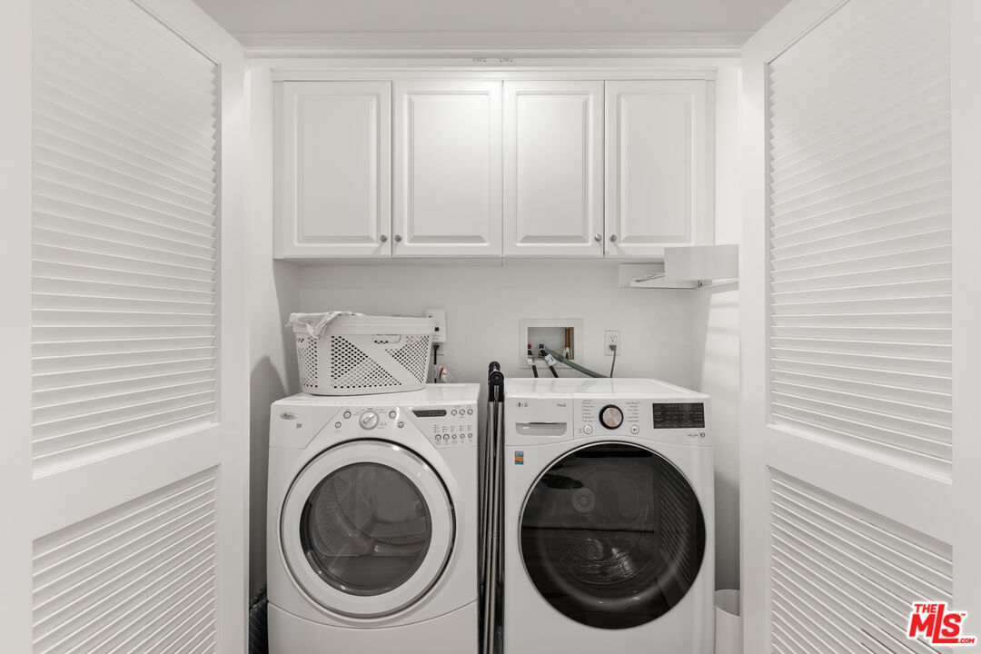 6020 South Seabluff Drive, Unit 131 Playa Vista, CA 90094 - Photo 25 of 30 a utility room with dryer and washer