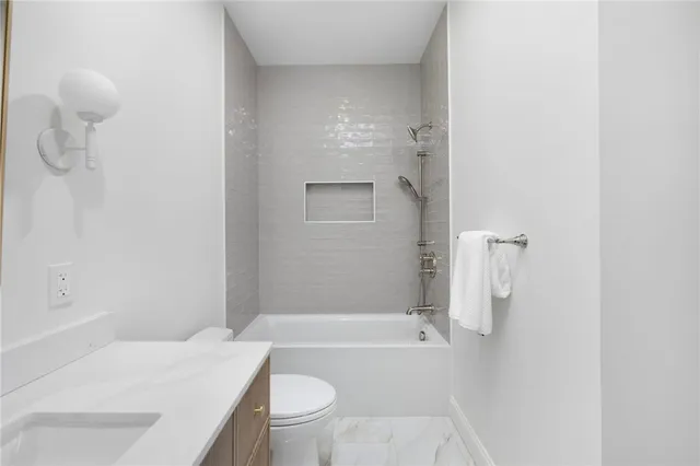 $1,949,000 | 4 Lookout Lane, Unit 1, Portsmouth, RI 02871