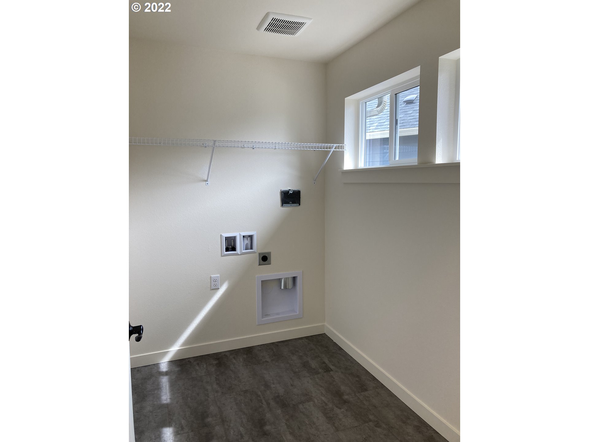 7138 South 11th Street Ridgefield, WA 98642 - Photo 8 of 14 a view of an empty room with a window