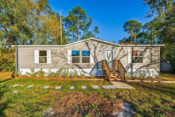 a view of a house with backyard