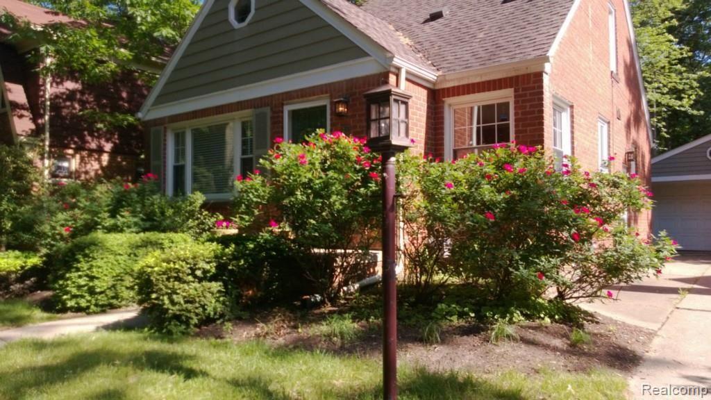 54 Devonshire Road Pleasant Ridge, MI 48069 - Photo 2 of 14 Roses.jpg