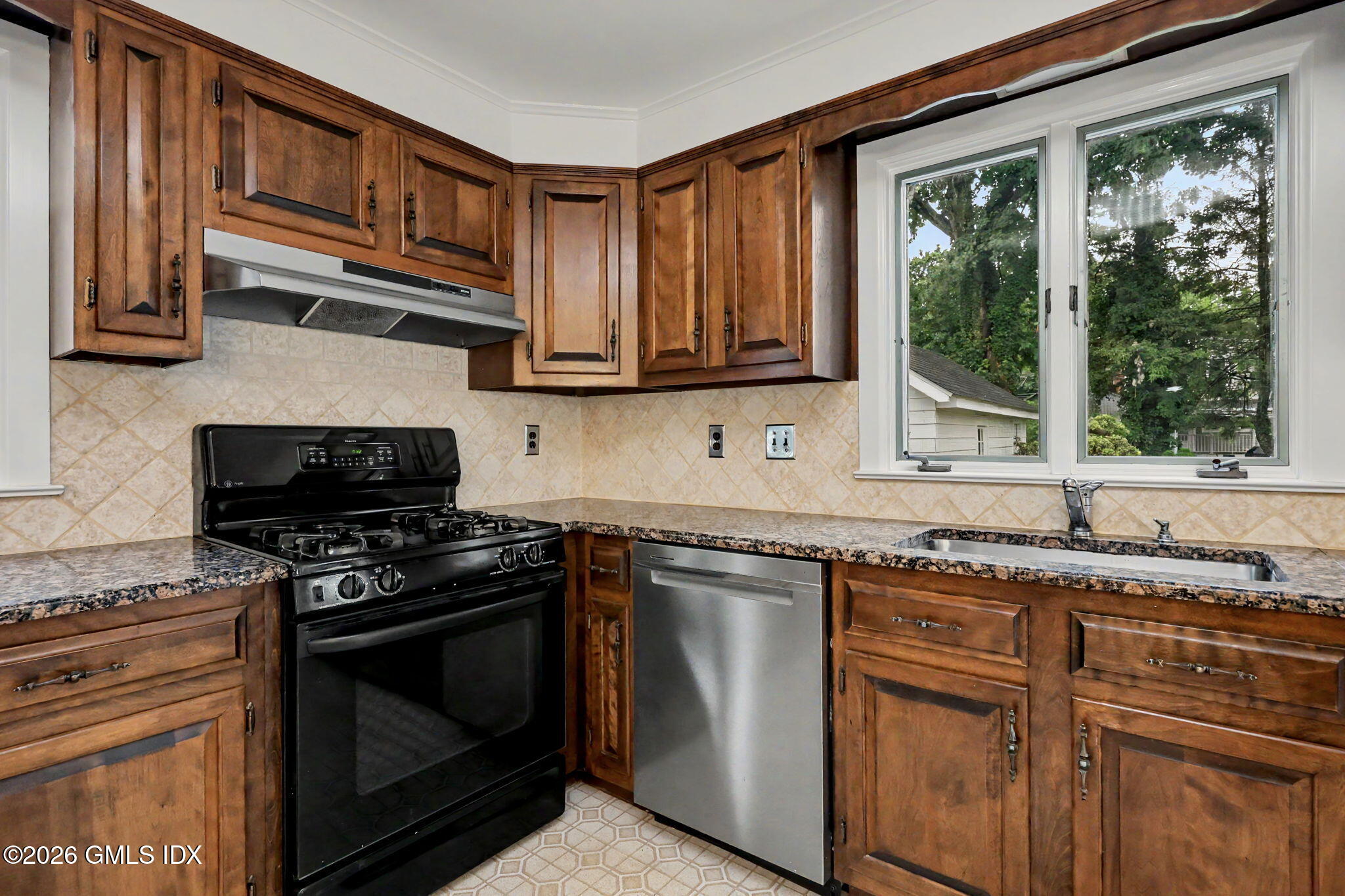 31 Hassake Road Old Greenwich, CT 06870 - Photo 6 of 21 Natural light, new dishwasher