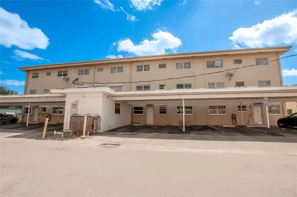 $245,000 | 300 South Luna Court, Unit 2, Hollywood, FL 33021