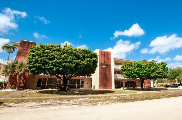 $245,000 | 300 South Luna Court, Unit 2, Hollywood, FL 33021
