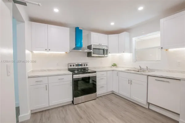 $245,000 | 300 South Luna Court, Unit 2, Hollywood, FL 33021
