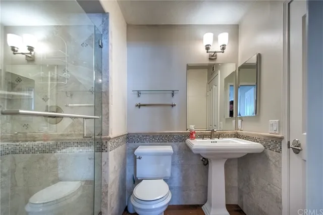 a view of a livingroom with a ceiling fan and window