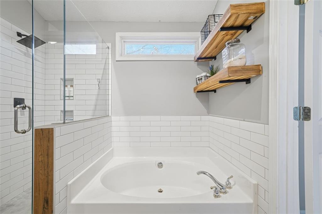 3295 Dundee Ridge Way Duluth, GA 30096 - Photo 18 of 34 a bathroom with a white bath tub