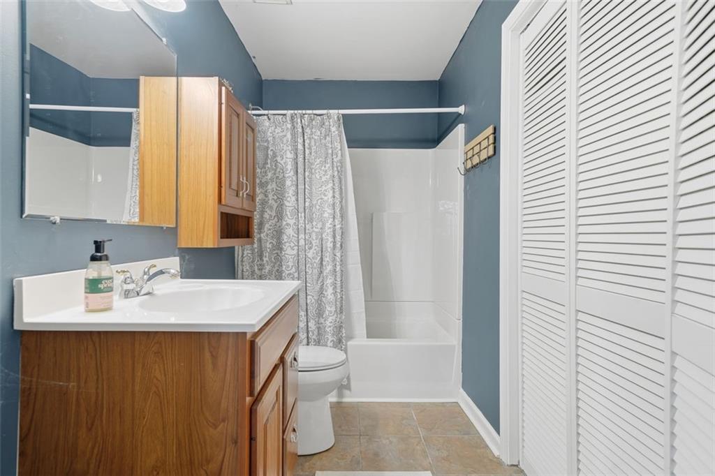 3295 Dundee Ridge Way Duluth, GA 30096 - Photo 27 of 34 a bathroom with a sink toilet and shower