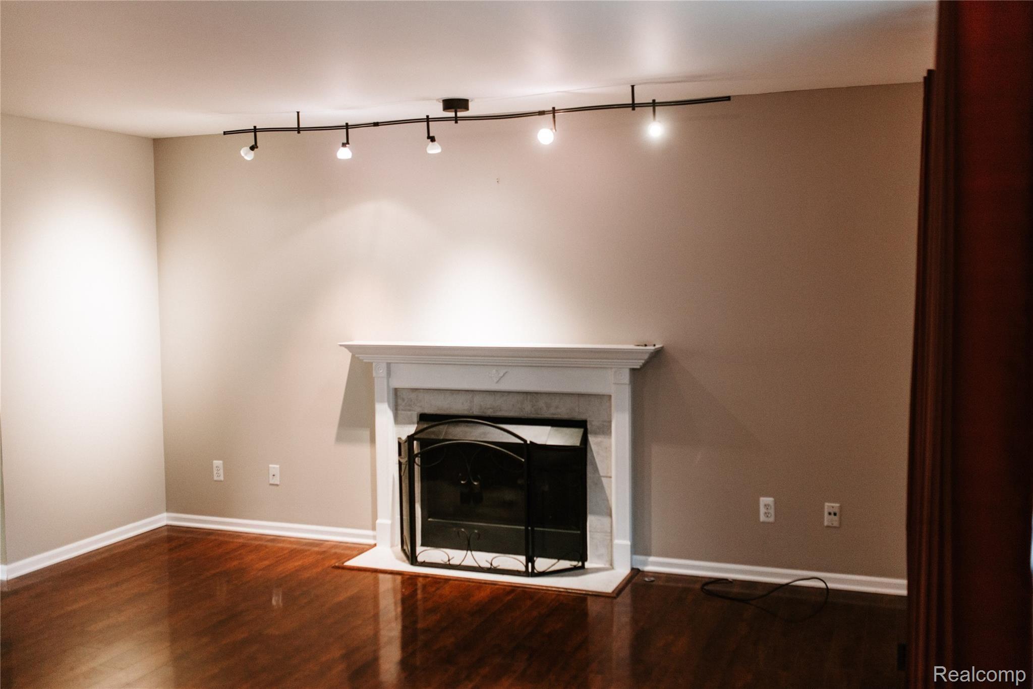 1604 Faussett Road Howell, MI 48855 - Photo 9 of 31 FAUSSETT_living.jpg