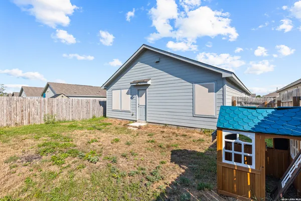 a house view with backyard space
