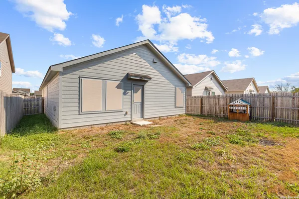 a view of a house with backyard and garden