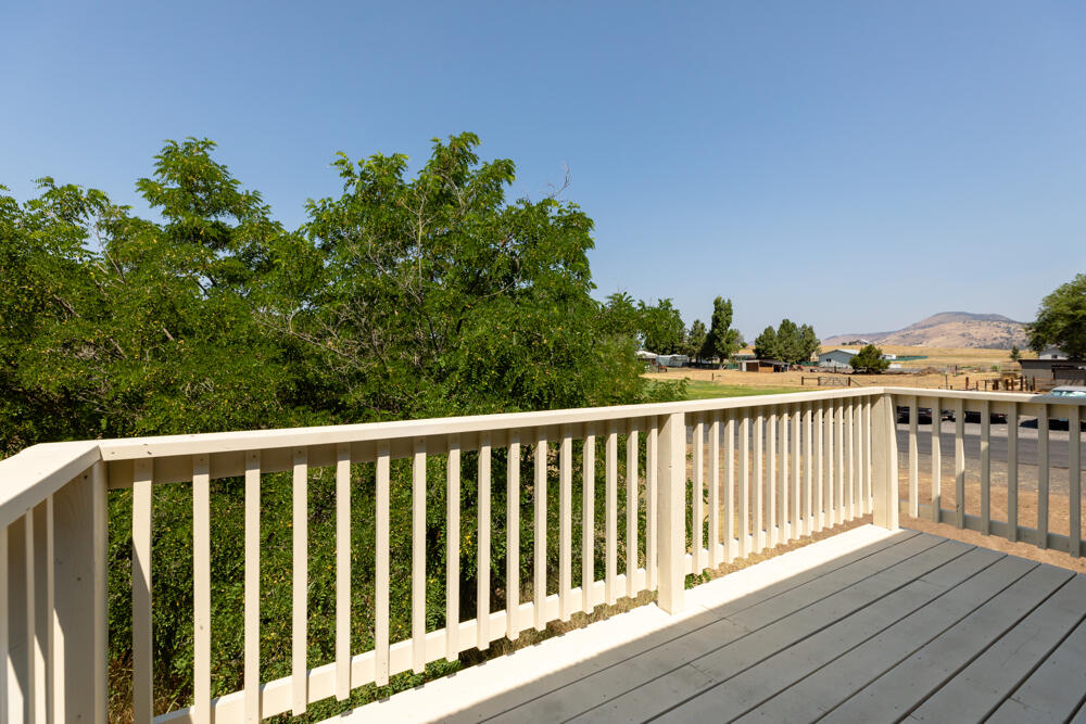 8906 Rockinghorse Lane Klamath Falls, OR 97603 - Photo 16 of 32 Deck