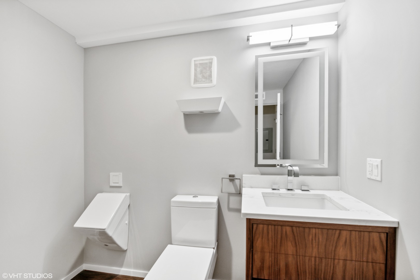 1000 West Washington Boulevard, Unit 513 Chicago, IL 60607 - Photo 10 of 22 a bathroom with a sink toilet and mirror