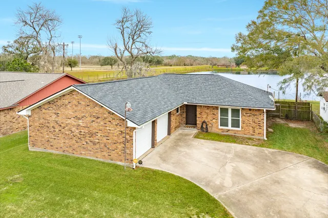 $252,000 | 239 Lakewood Drive, Clute, TX 77531