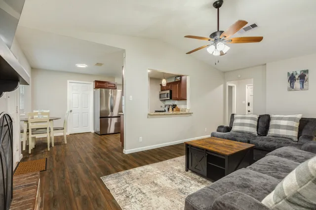 $252,000 | 239 Lakewood Drive, Clute, TX 77531