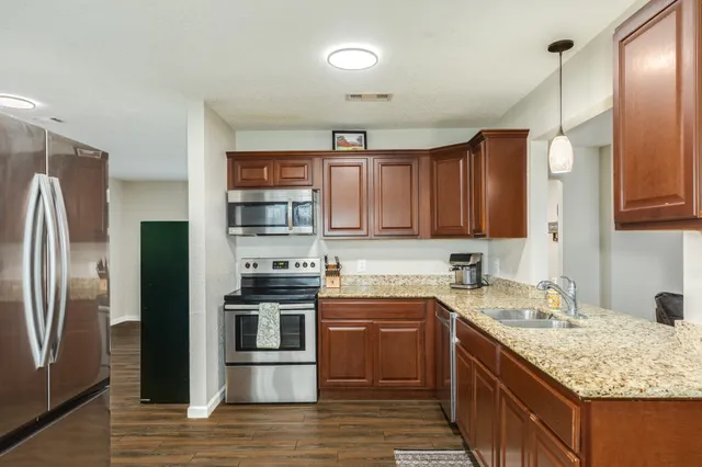 $252,000 | 239 Lakewood Drive, Clute, TX 77531