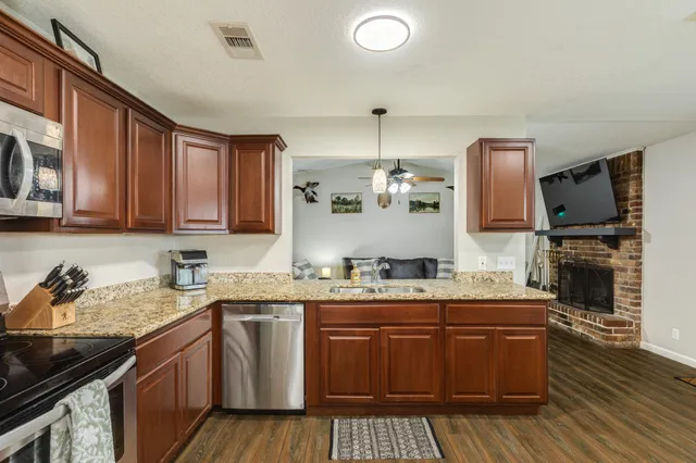 $252,000 | 239 Lakewood Drive, Clute, TX 77531