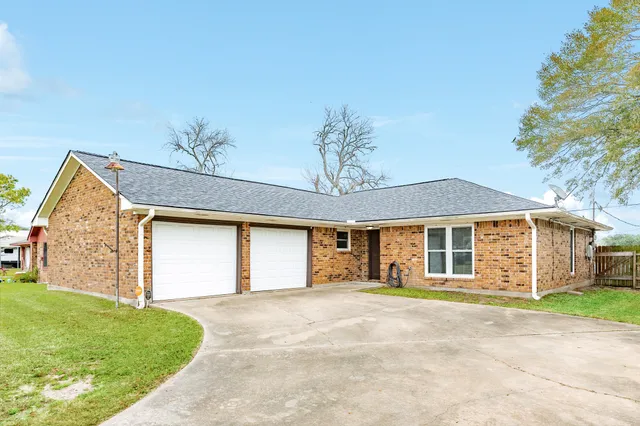 $252,000 | 239 Lakewood Drive, Clute, TX 77531