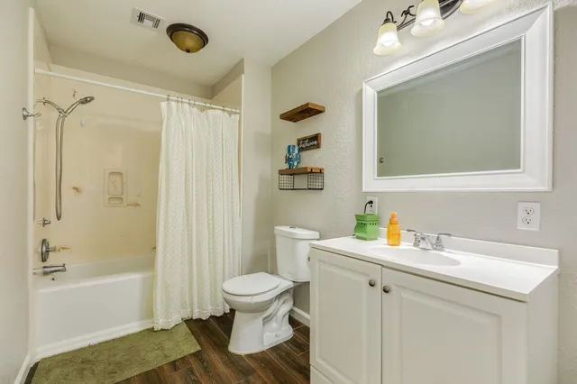 $252,000 | 239 Lakewood Drive, Clute, TX 77531