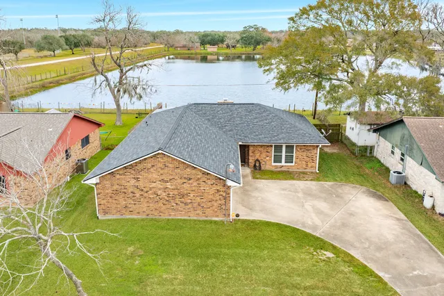 $252,000 | 239 Lakewood Drive, Clute, TX 77531