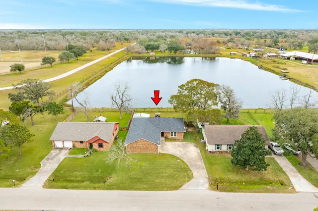 $252,000 | 239 Lakewood Drive, Clute, TX 77531