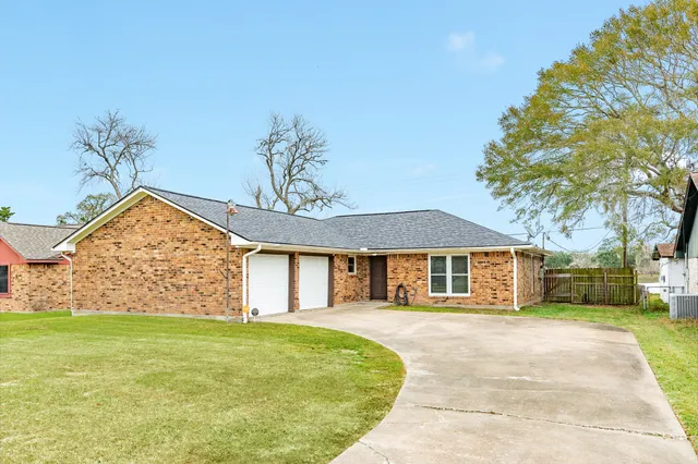 $252,000 | 239 Lakewood Drive, Clute, TX 77531