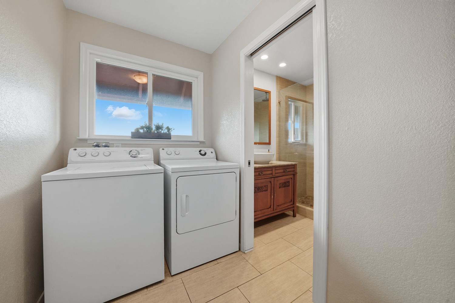 10285 Ponderosa Way Jackson, CA 95642 - Photo 43 of 84 a utility room with dryer and washer