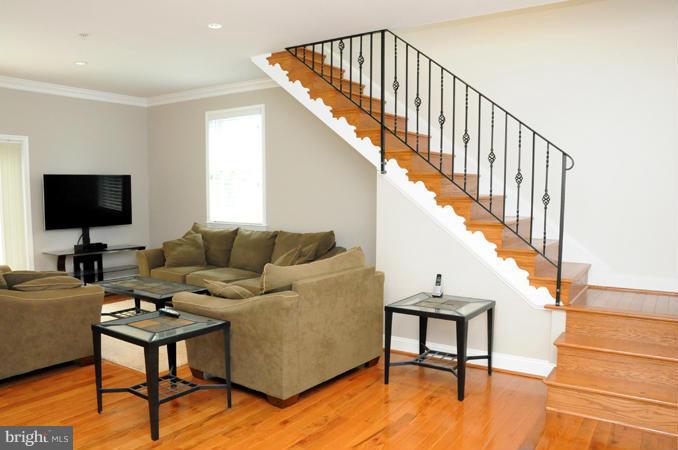 16710 Oak Hill Road Silver Spring, MD 20905 - Photo 13 of 29 Living Room