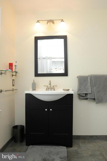 16710 Oak Hill Road Silver Spring, MD 20905 - Photo 17 of 29 Bath (Master)