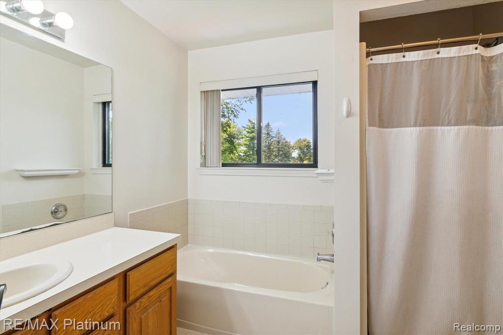 14082 Fenton Road Fenton, MI 48430 - Photo 11 of 24