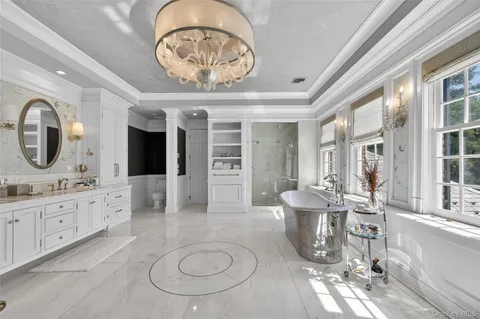 $5,700,000 | 195 Feeks Lane, Locust Valley, NY 11560