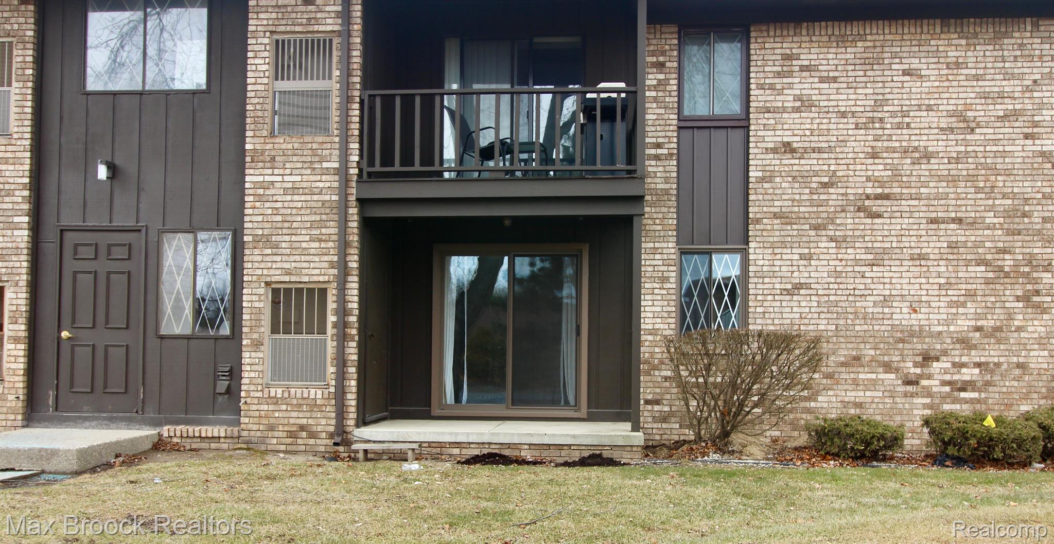 256 East Thirteen Mile Road, Unit 6 Madison Heights, MI 48071 - Photo 13 of 29 Rear covered patio