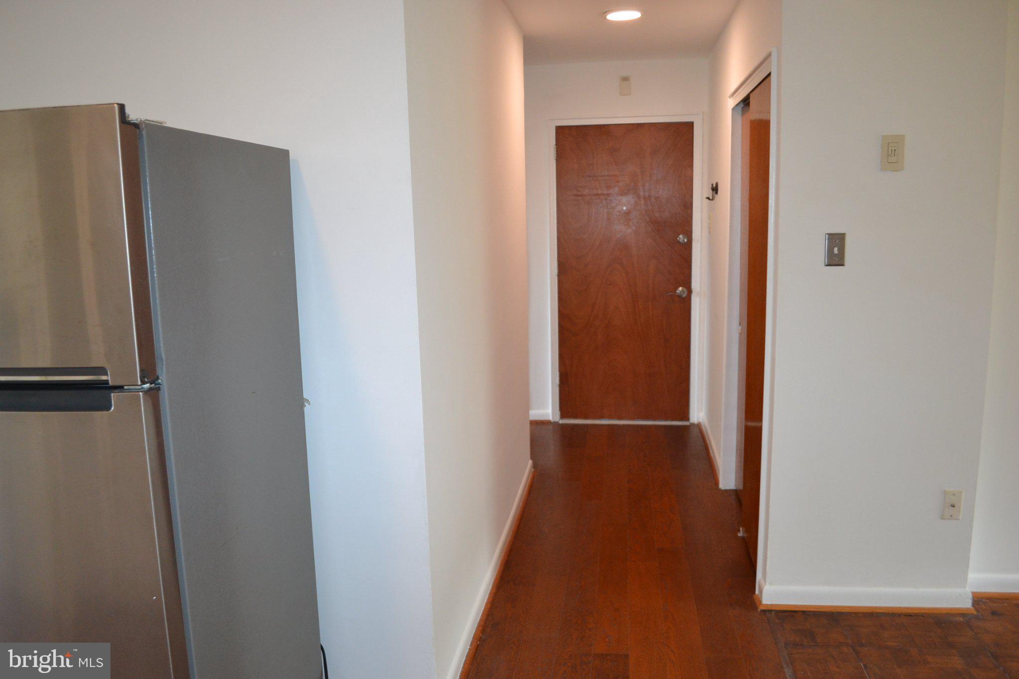 650 Brooke Road, Unit B23 Glenside, PA 19038 - Photo 9 of 15 Inviting hallway with modern touches.